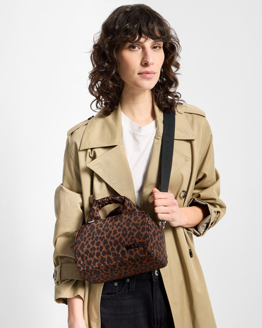 Détail de mannequin avec sac bowling à imprimé animal dans des tons marron et noir - Wouf