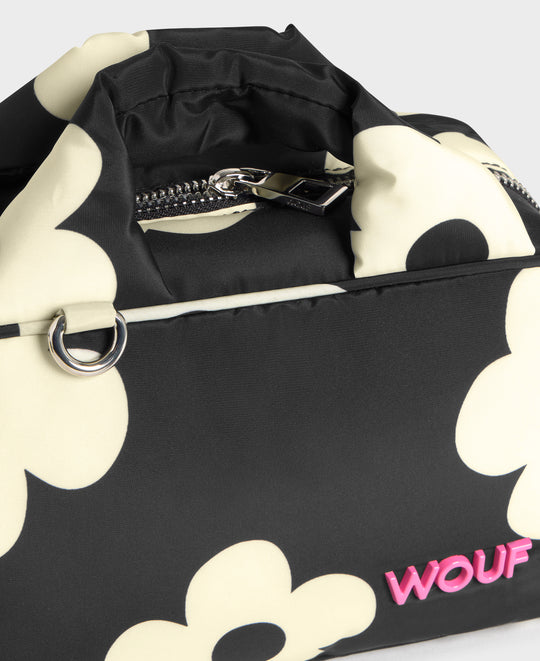 Detalle del bolso bowling con estampado floral blanco sobre fondo negro - Wouf