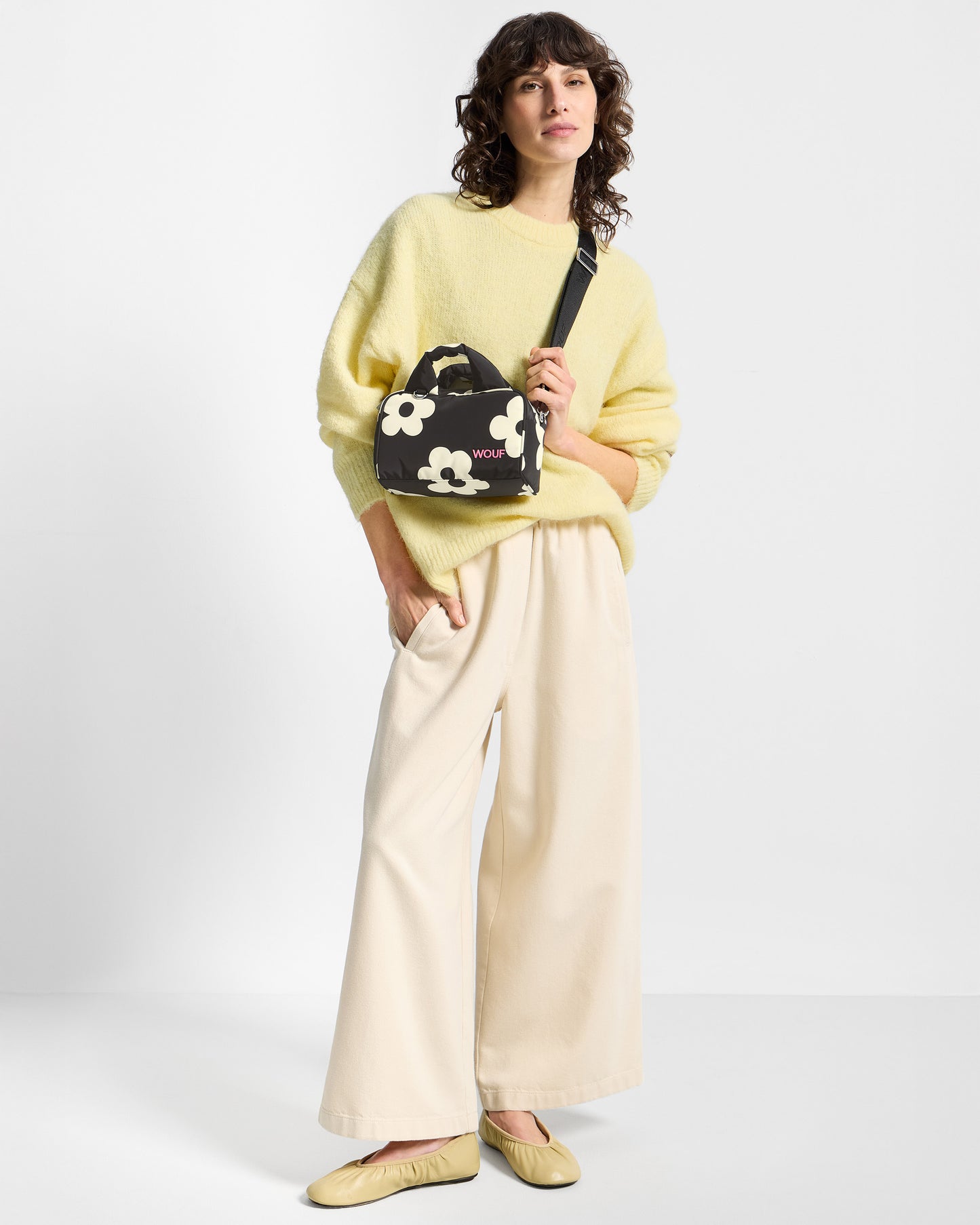 Model with bowling bag with white floral print on a black background - Wouf