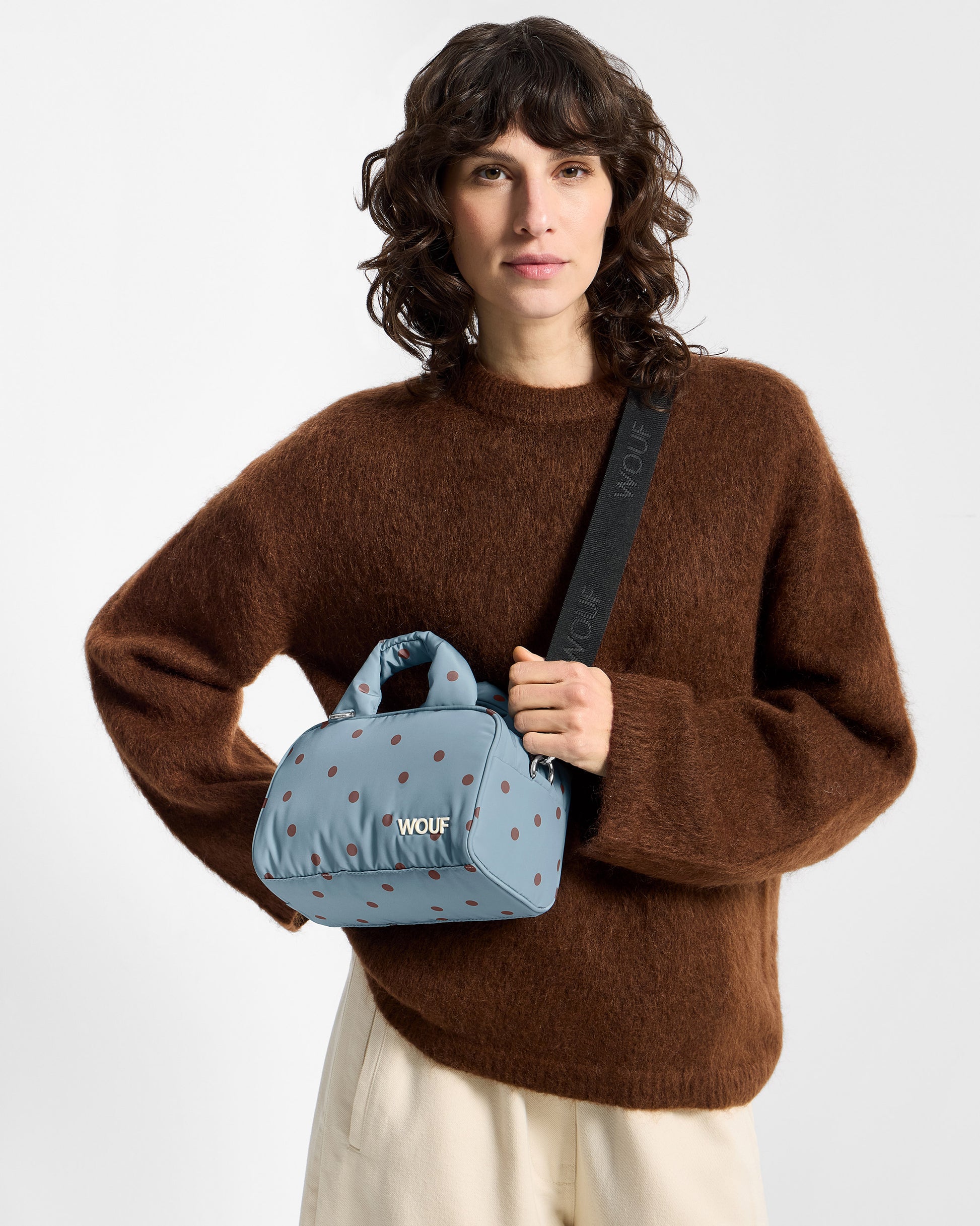 Mannequin avec sac bowling à pois marrons sur fond bleu clair - Wouf