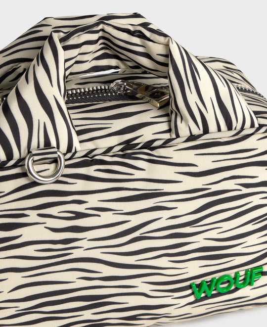 Detalle del bolso bowling con estampado de cebra en tonos beige y negros - Wouf