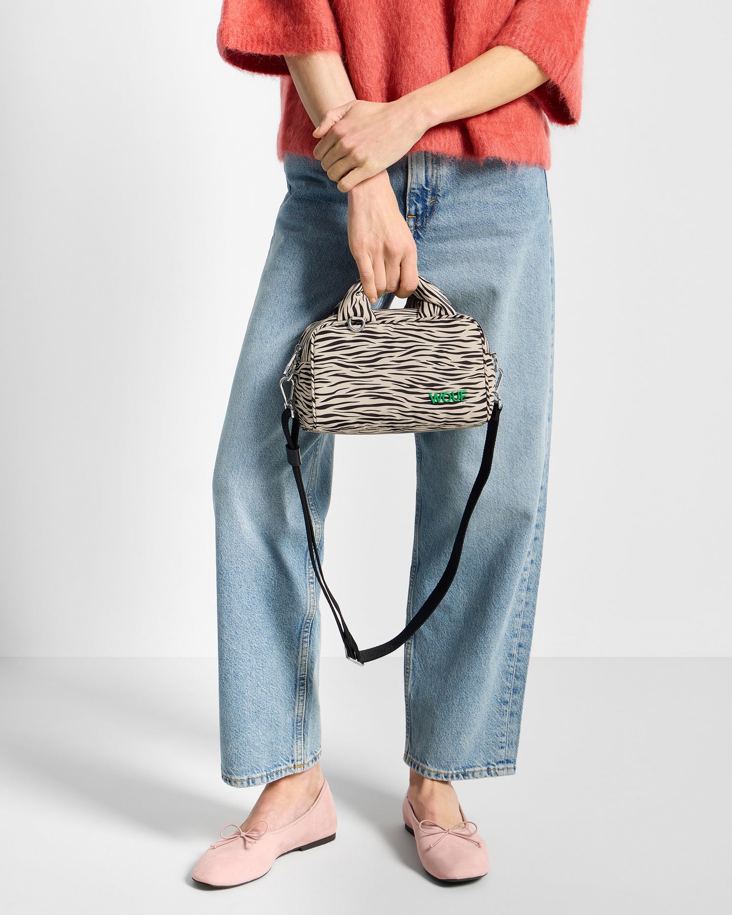 Detail of model with bowling bag with zebra print in beige and black tones - Wouf