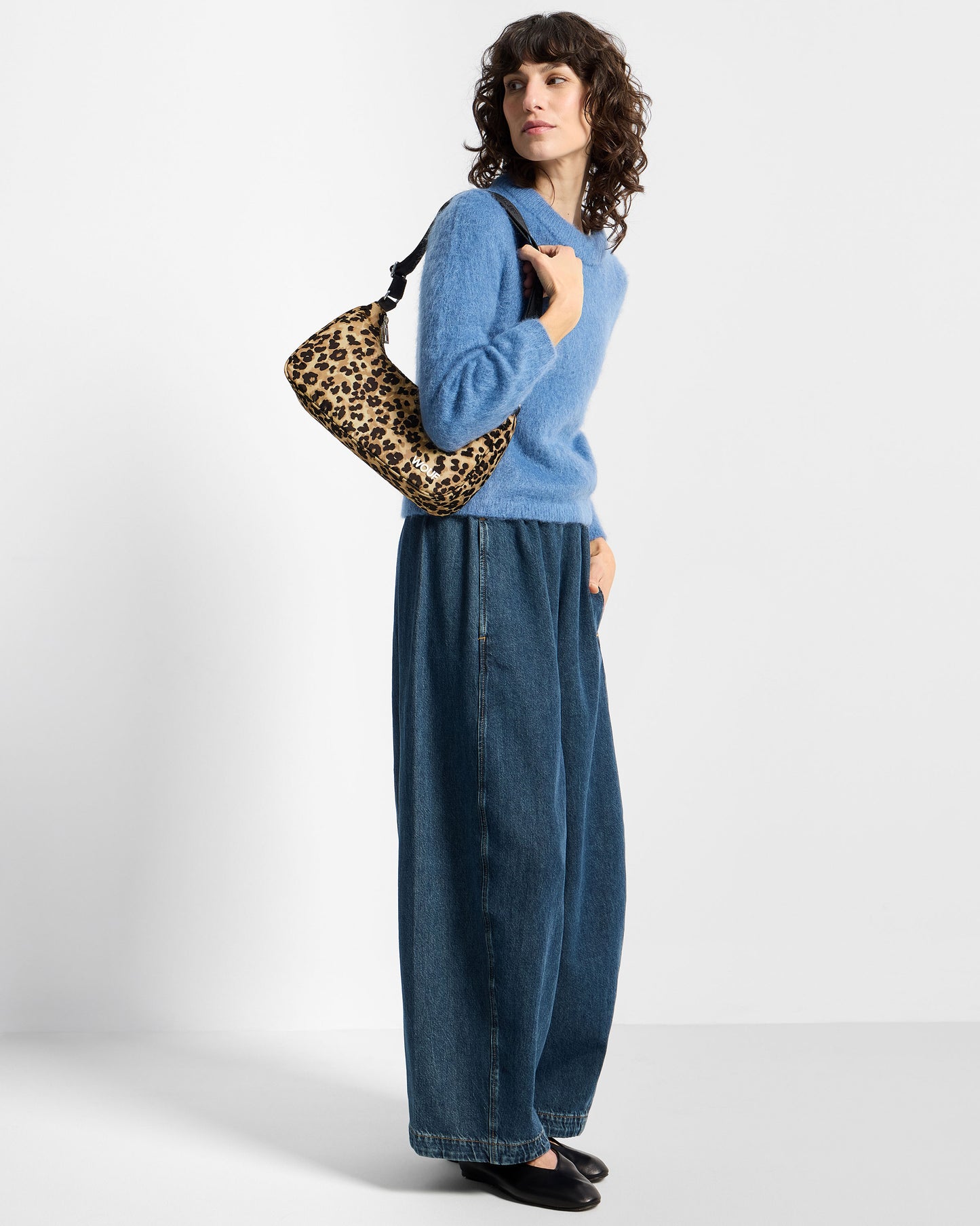 Mannequin avec sac bandoulière à imprimé animal dans des tons marron et noir - Wouf