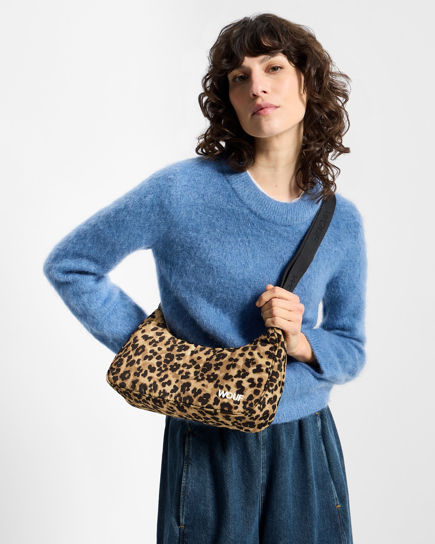 Détail de mannequin avec sac bandoulière à imprimé animal dans des tons marron et noir - Wouf