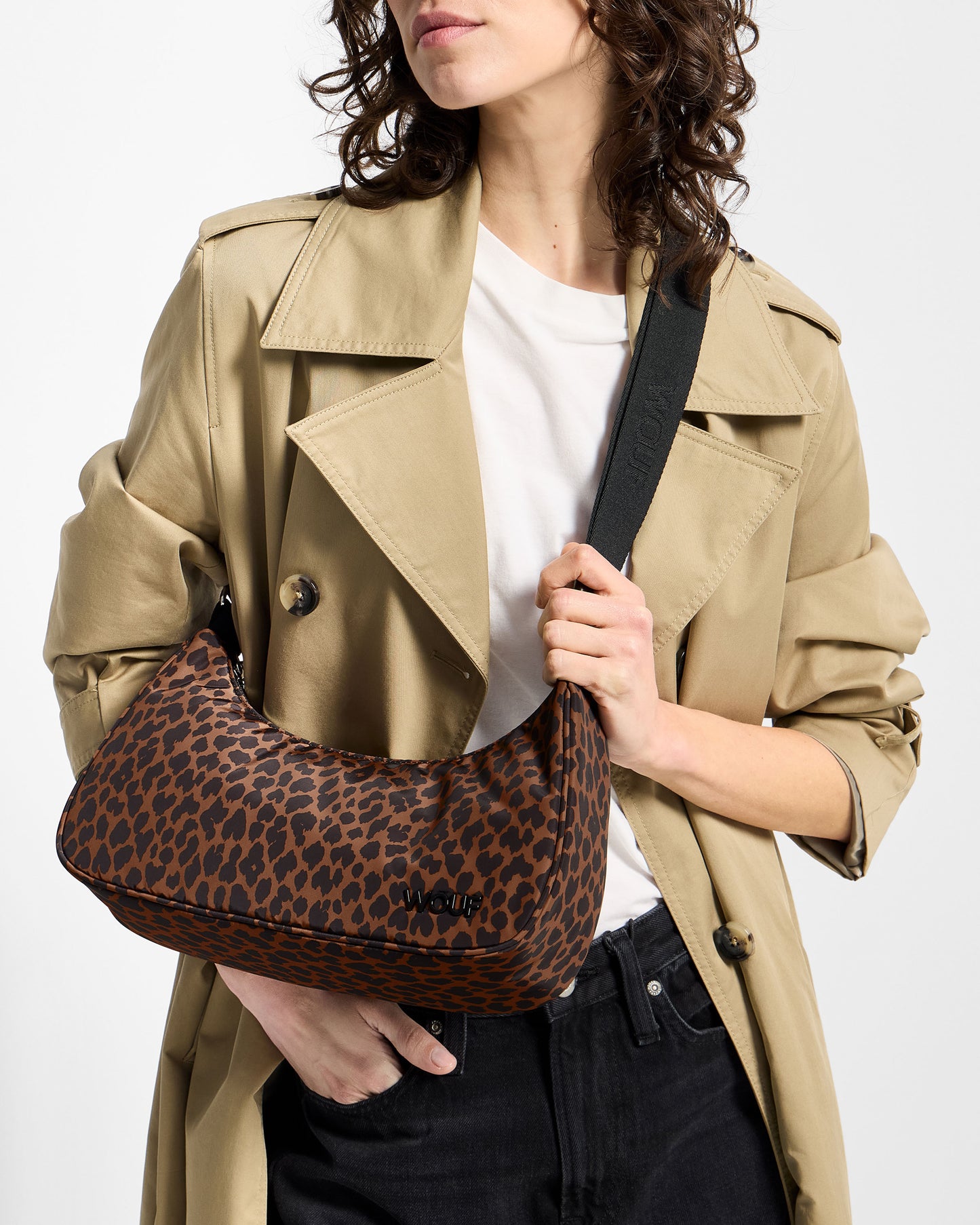 Détail de mannequin avec sac bandoulière à imprimé animal dans des tons marron et noir - Wouf