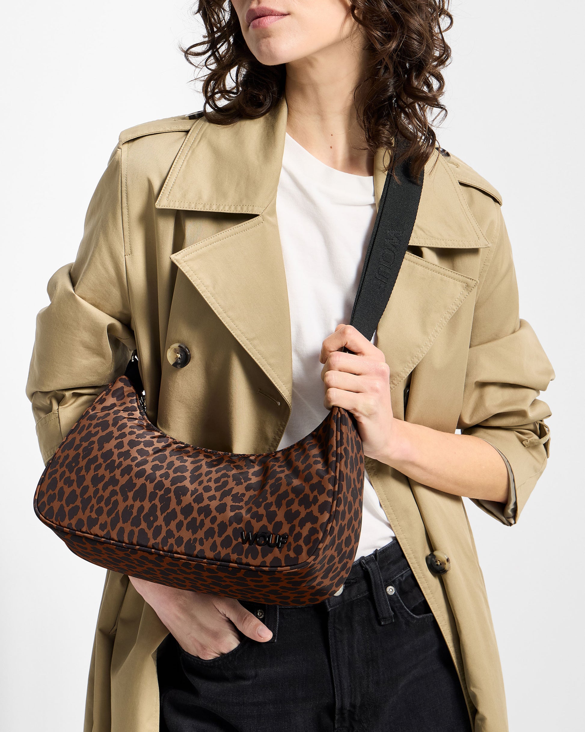 Détail de mannequin avec sac bandoulière à imprimé animal dans des tons marron et noir - Wouf