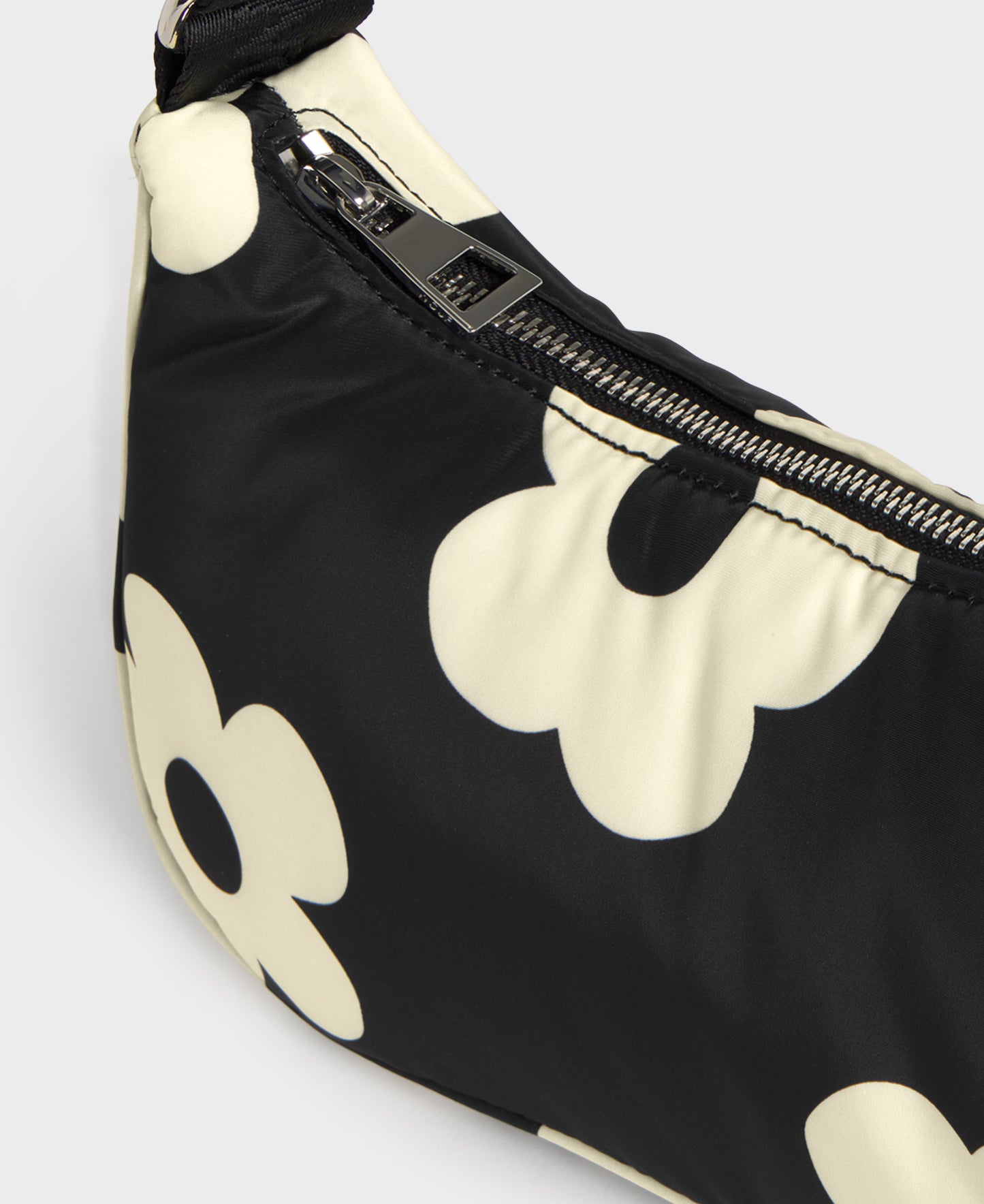 Detalle del bolso bandolera con estampado floral blanco sobre fondo negro - Wouf