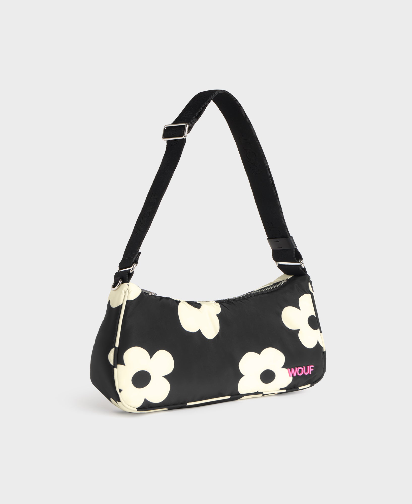 Vista lateral del bolso bandolera con estampado floral blanco sobre fondo negro - Wouf