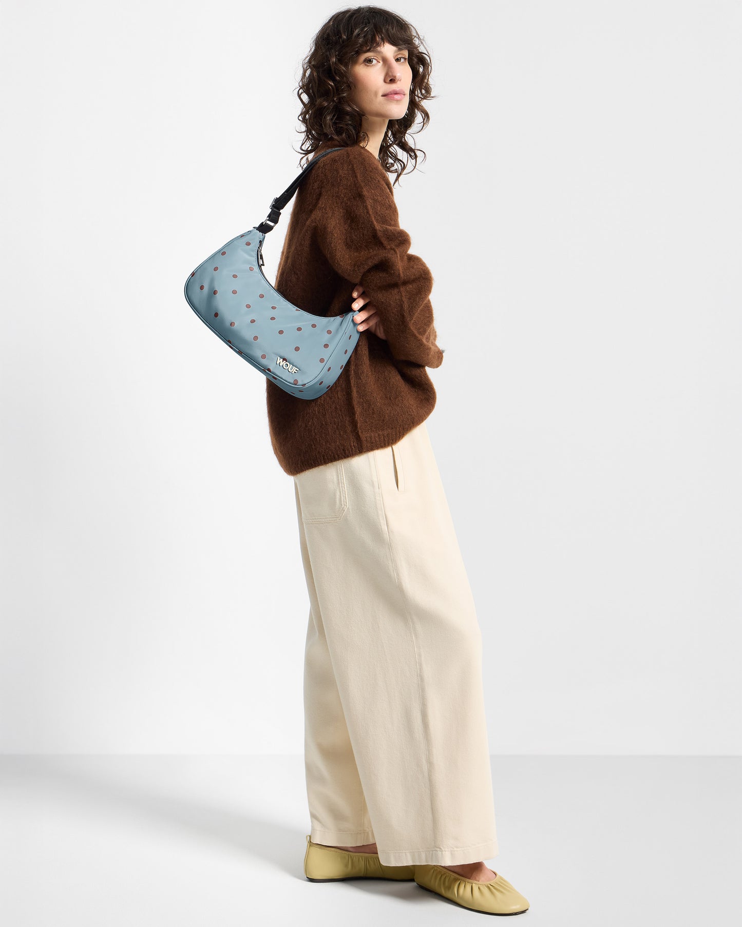 Mannequin avec sac bandoulière à pois marrons sur fond bleu clair - Wouf