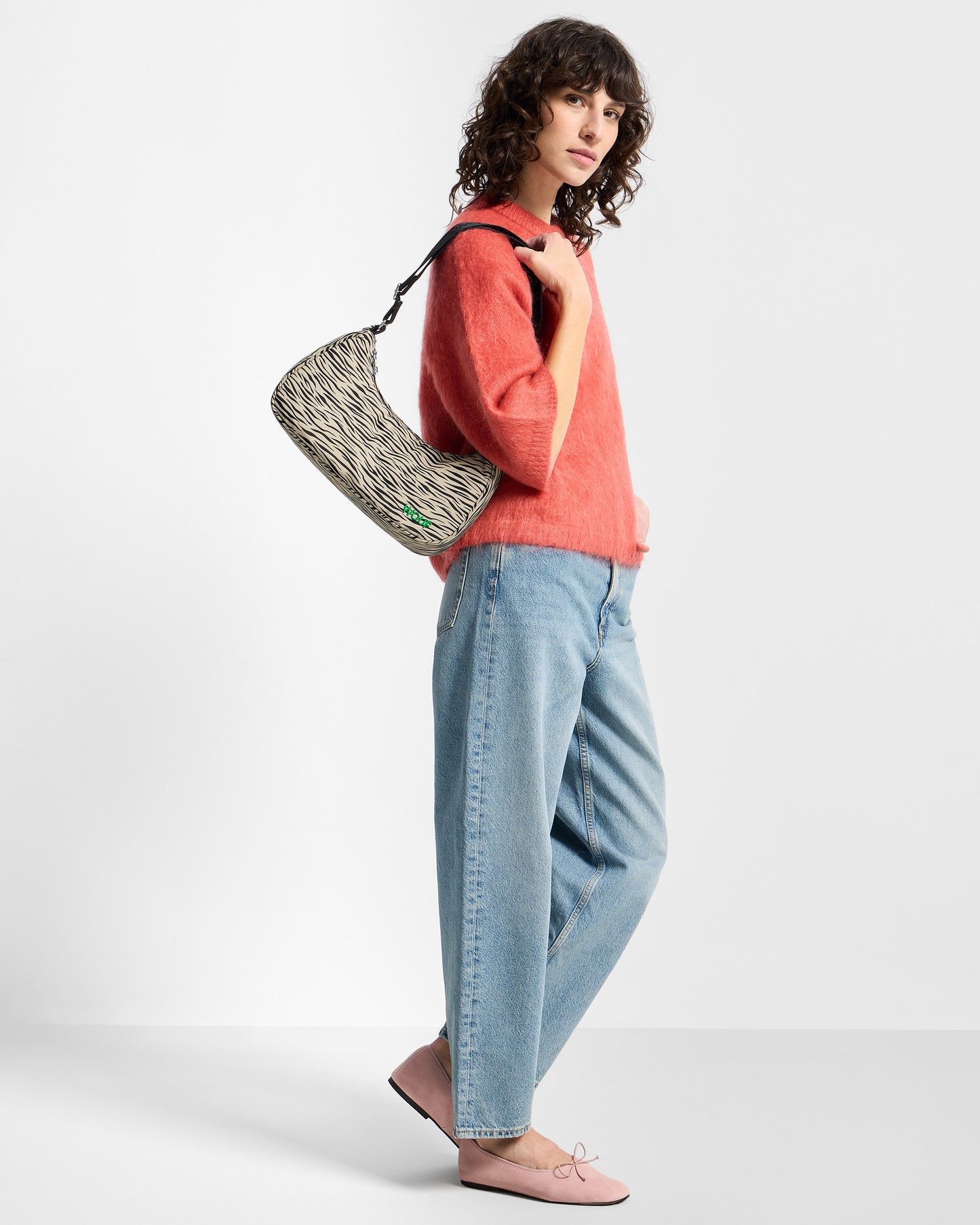 Model with crossbody bag with zebra print in beige and black tones - Wouf