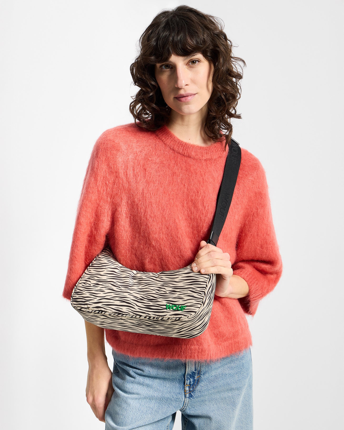 Detail of model with crossbody bag with zebra print in beige and black tones - Wouf