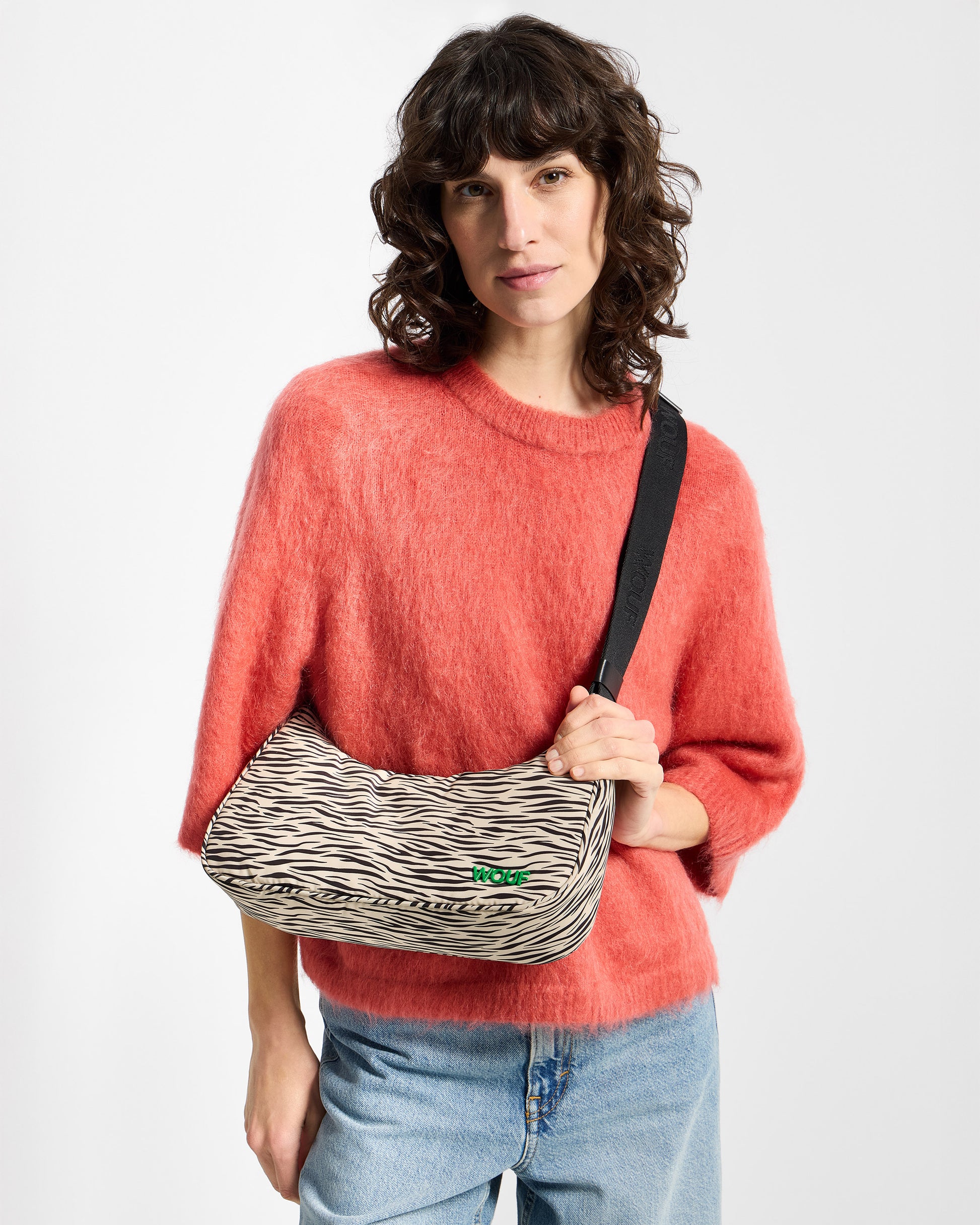 Detail of model with crossbody bag with zebra print in beige and black tones - Wouf