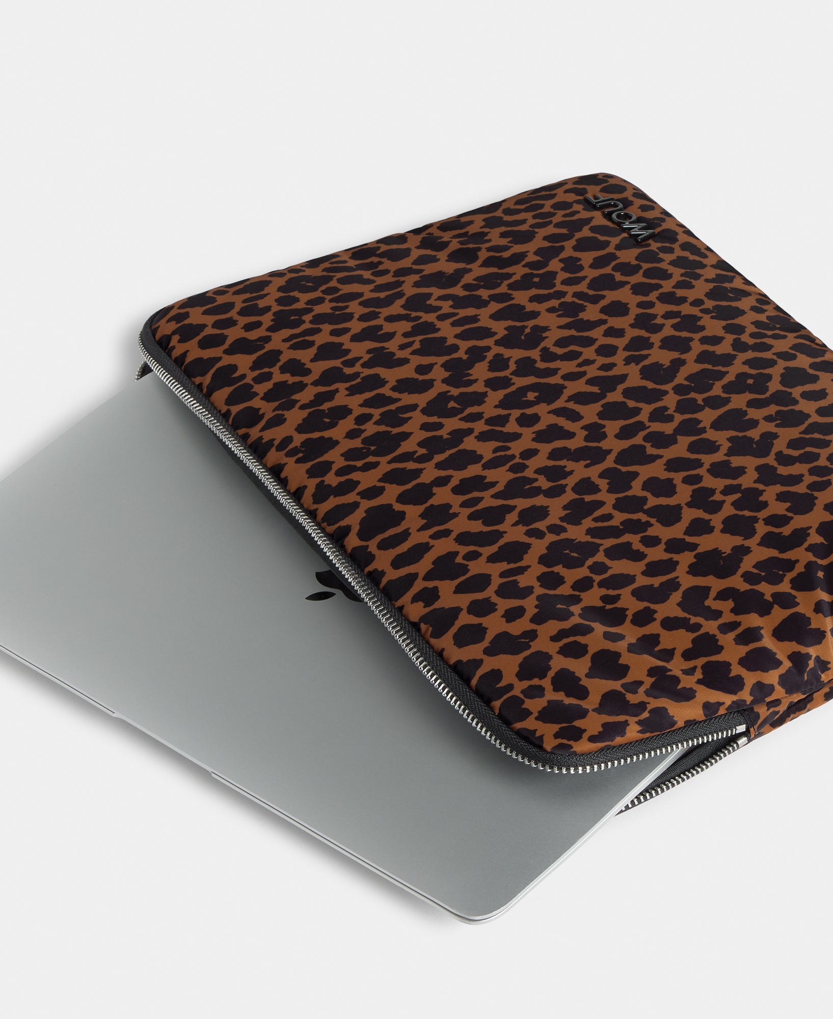 Detalle de la funda para portátil 13-14 con estampado animal en tonos marrones y negros - Wouf