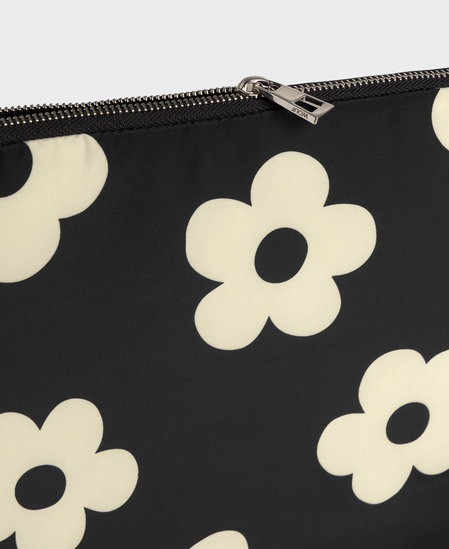 Detail of the laptop sleeve 13-14 with white floral print on a black background - Wouf