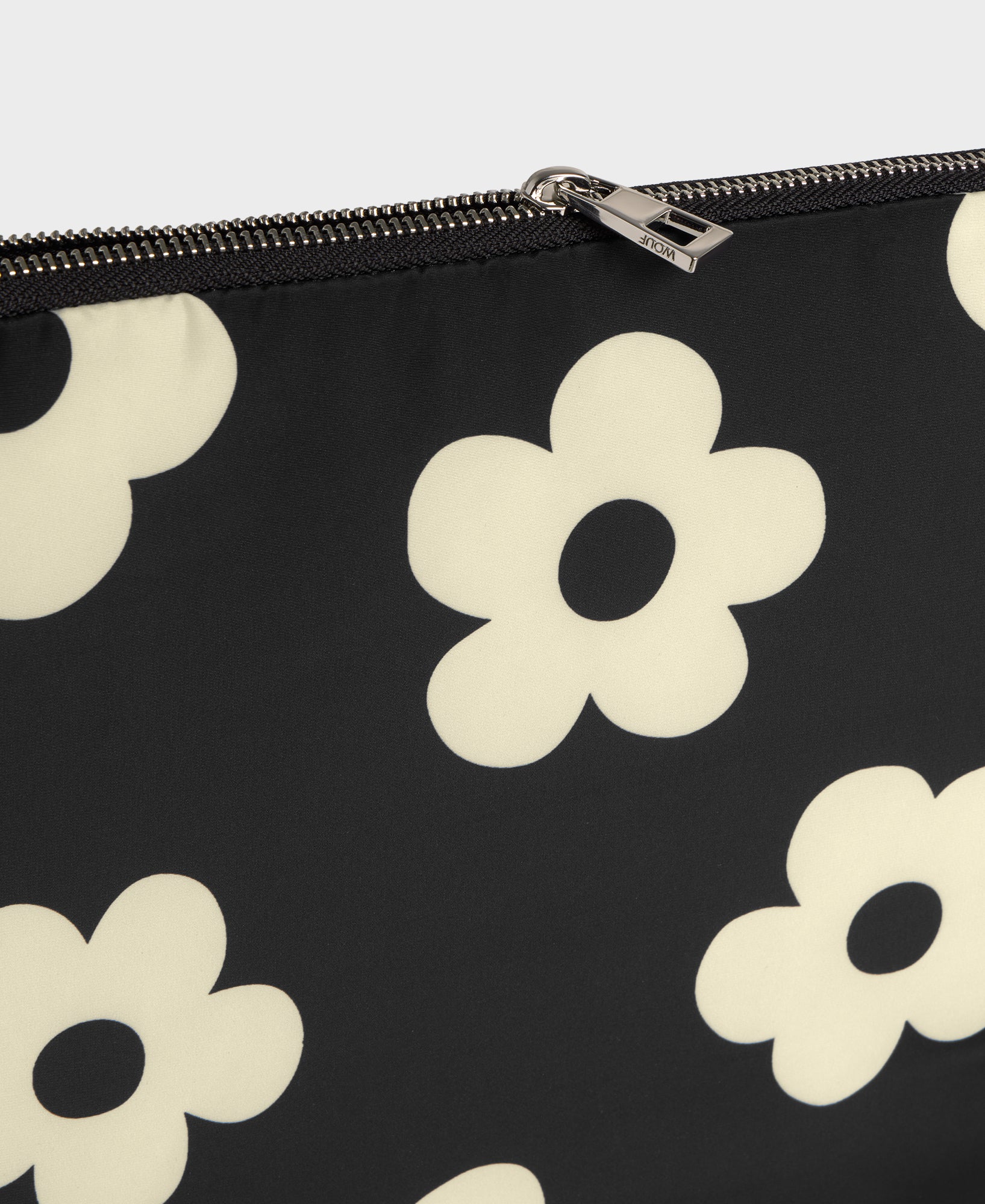 Detail of the laptop sleeve 13-14 with white floral print on a black background - Wouf