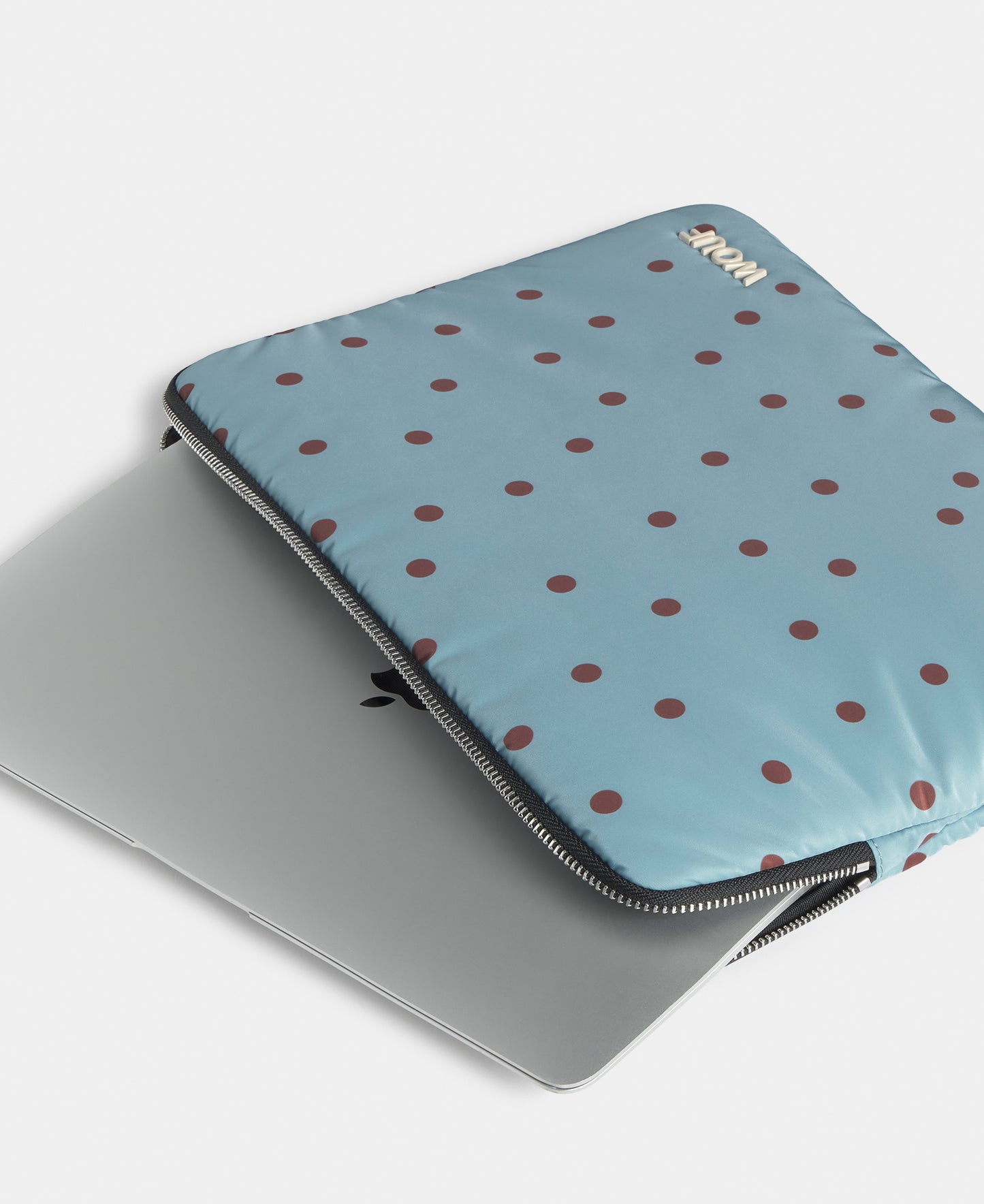 Détail de la housse pour ordinateur 13-14 à pois marron sur fond bleu clair - Wouf
