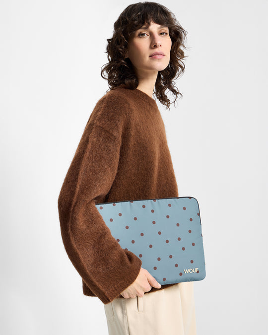 Mannequin avec housse pour ordinateur 13-14 à pois marrons sur fond bleu clair - Wouf