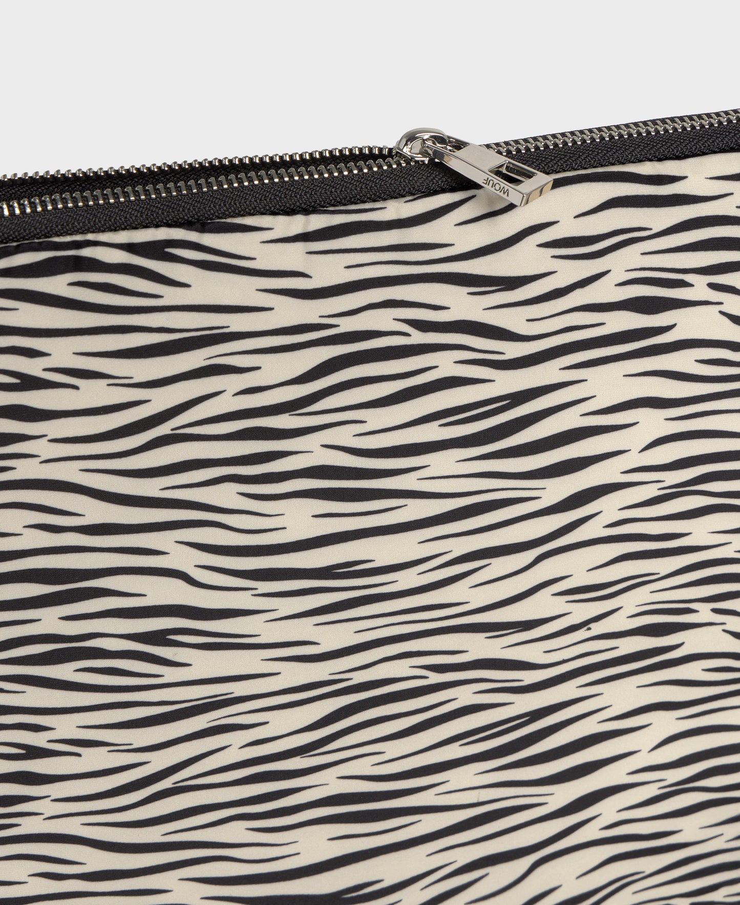 Detail of the laptop sleeve 13-14 with zebra print in beige and black tones - Wouf