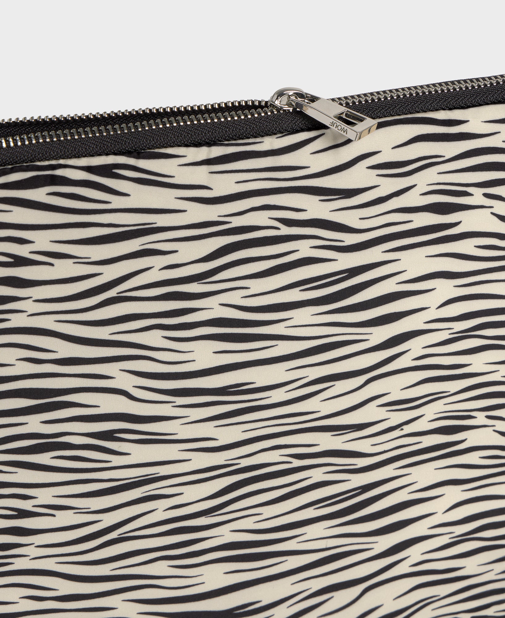 Detail of the laptop sleeve 13-14 with zebra print in beige and black tones - Wouf