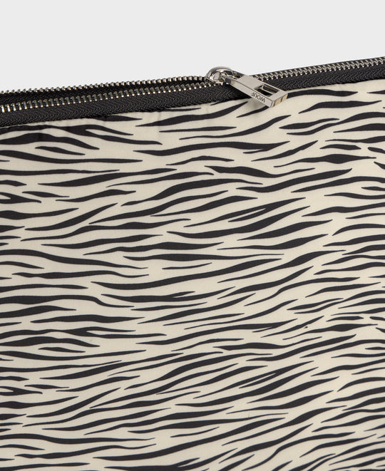 Detalle de la funda para portátil 13-14 con estampado de cebra en tonos beige y negros - Wouf