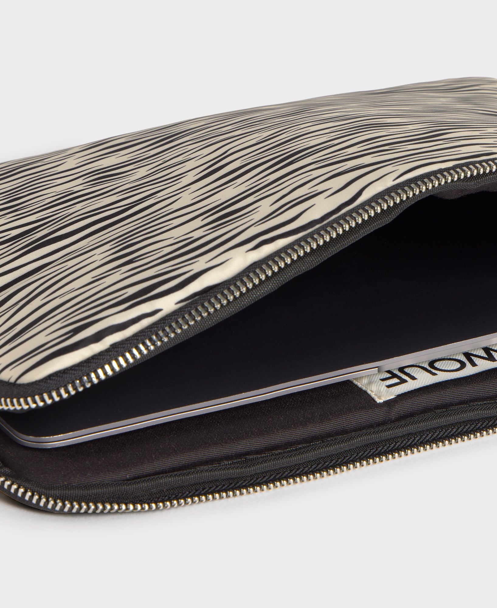 WOUF パソコンバッグ Zebra Hit Laptop Sleeve 13