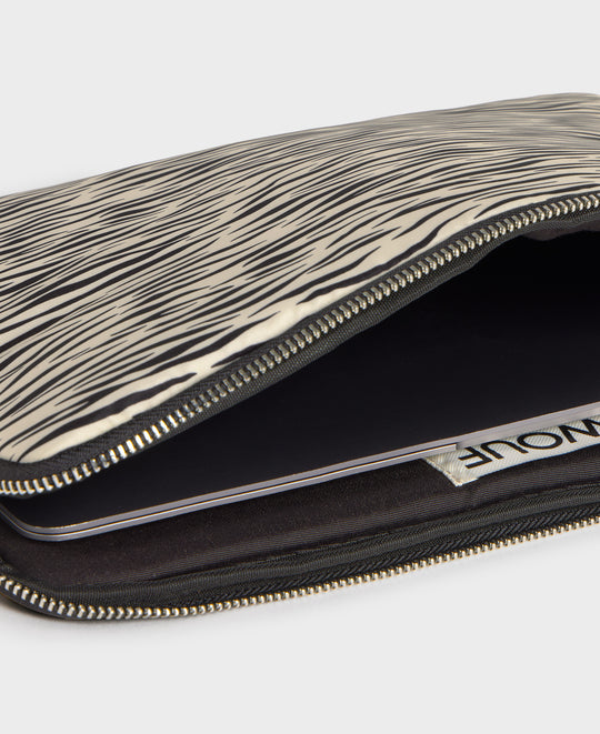 Interior de la funda para portátil 13-14 con estampado de cebra en tonos beige y negros - Wouf