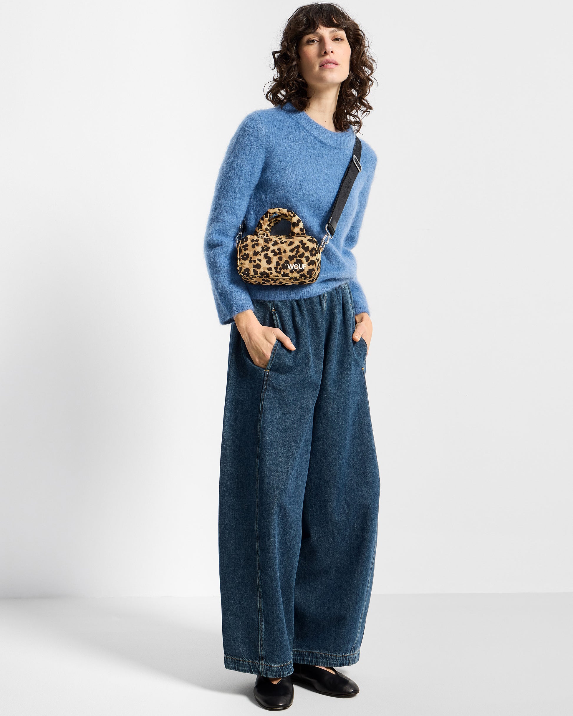 Mannequin avec mini sac à imprimé animal dans des tons marron et noir - Wouf