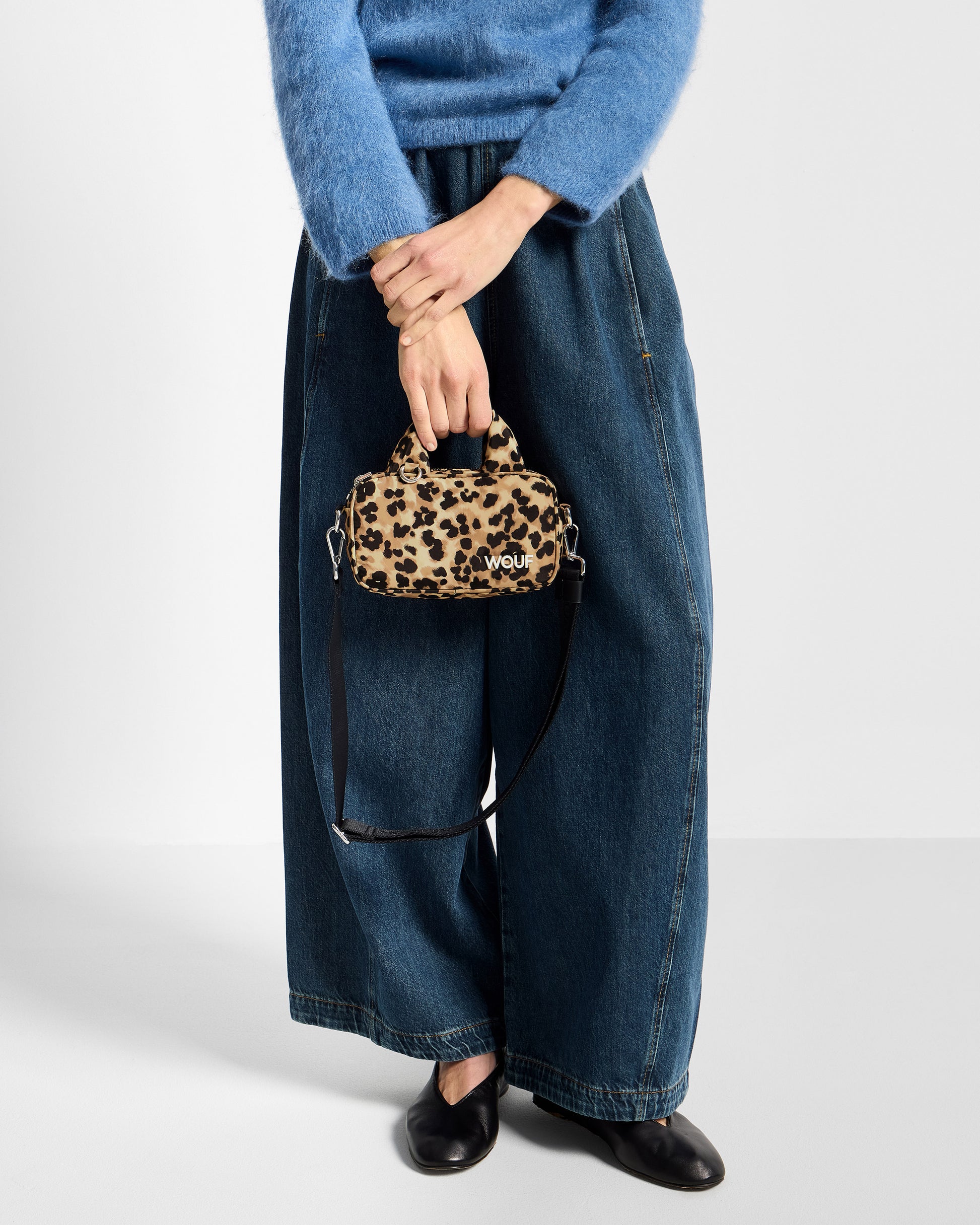 Détail de mannequin avec mini sac à imprimé animal dans des tons marron et noir - Wouf