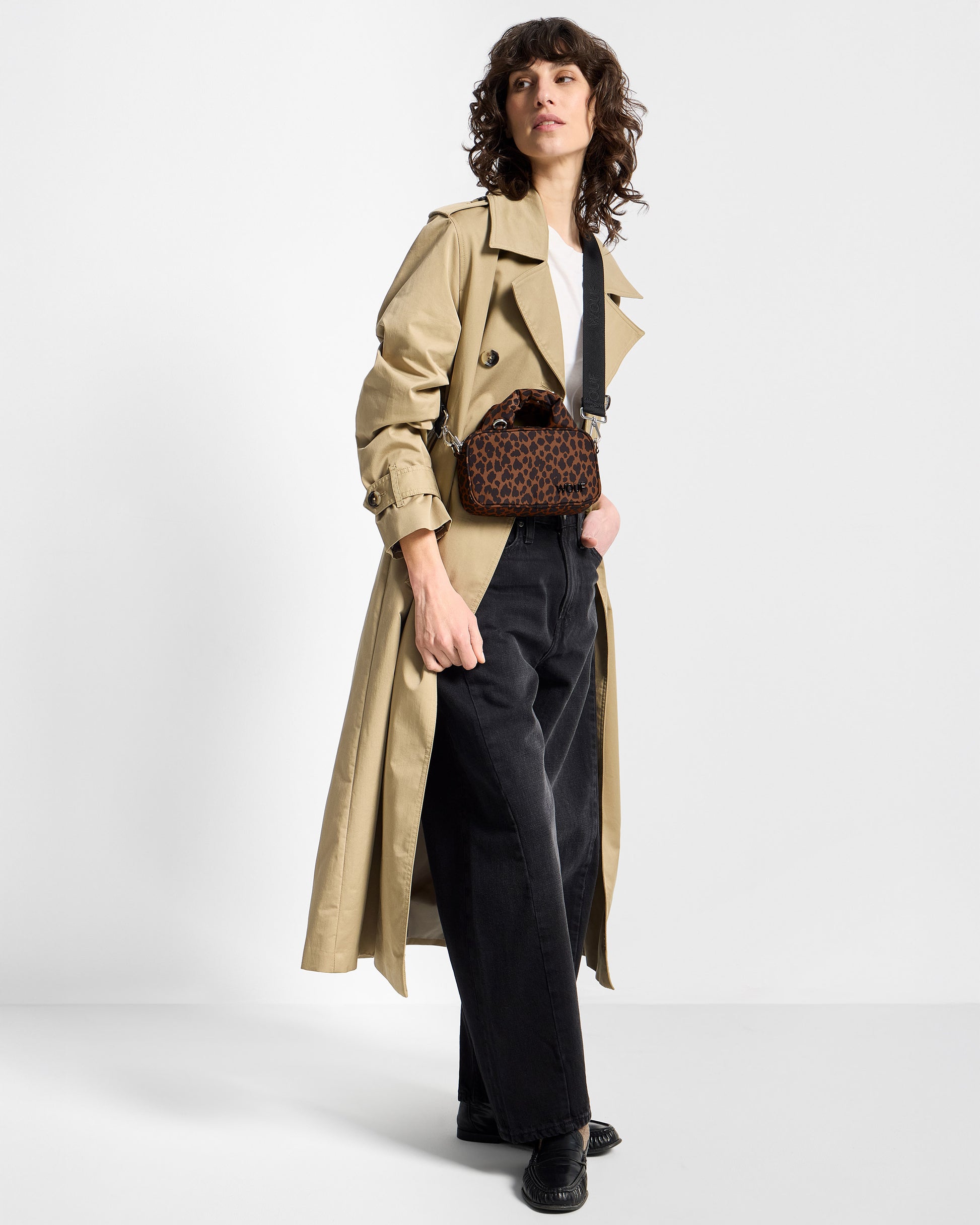 Mannequin avec mini sac à imprimé animal dans des tons marron et noir - Wouf