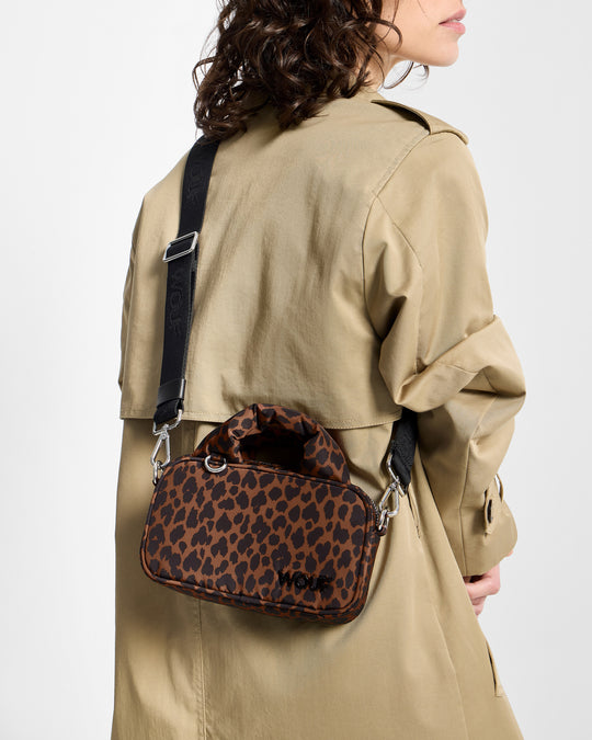 Détail de mannequin avec mini sac à imprimé animal dans des tons marron et noir - Wouf