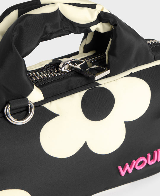 Detalle del mini bolso con estampado floral blanco sobre fondo negro - Wouf