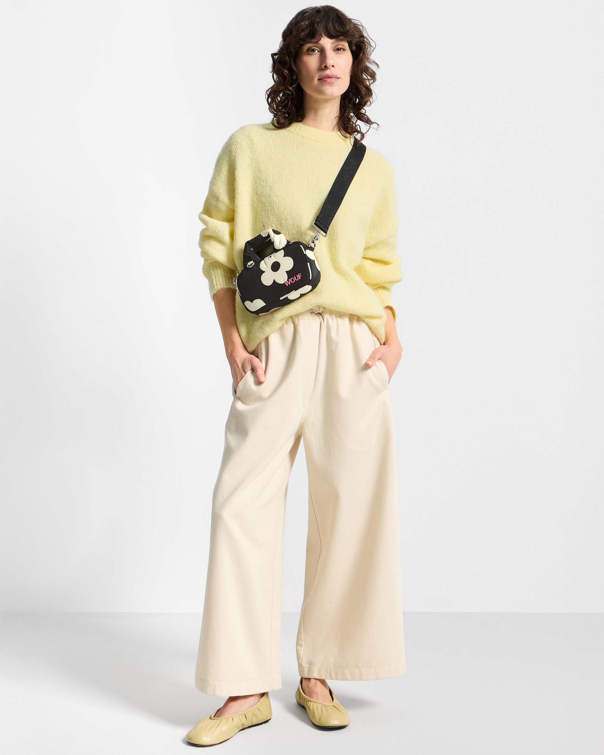 Mannequin avec mini sac à imprimé floral blanc sur fond noir - Wouf
