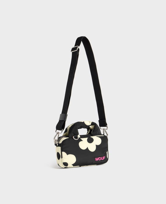 Vista lateral del mini bolso con estampado floral blanco sobre fondo negro - Wouf