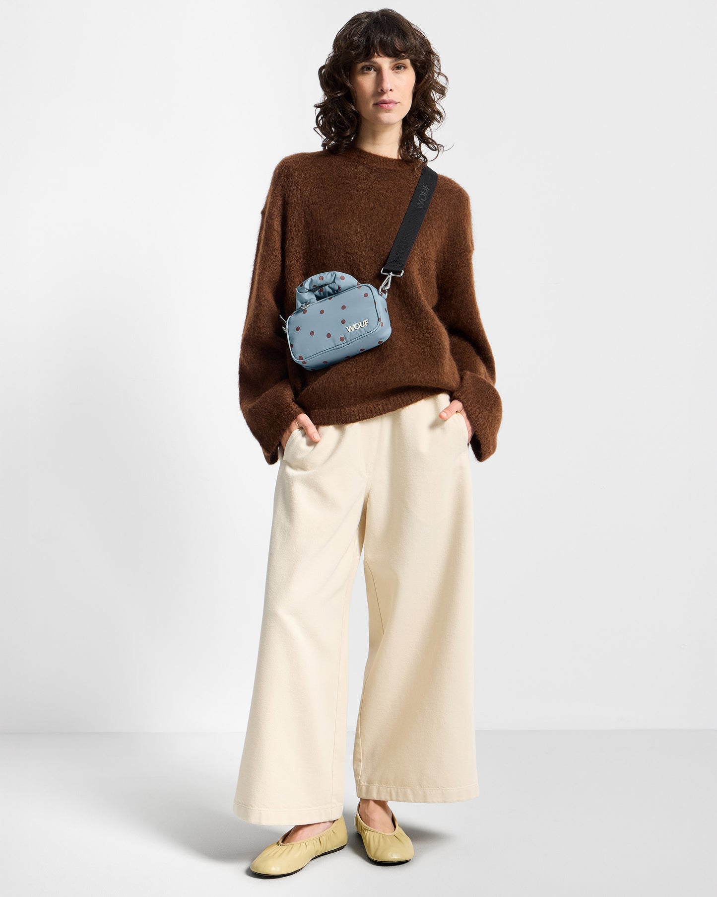 Mannequin avec mini sac à pois marrons sur fond bleu clair - Wouf