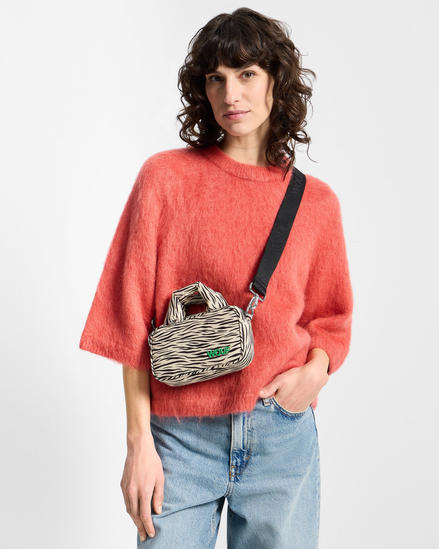 Mannequin avec mini sac à imprimé zèbre dans des tons beige et noir - Wouf