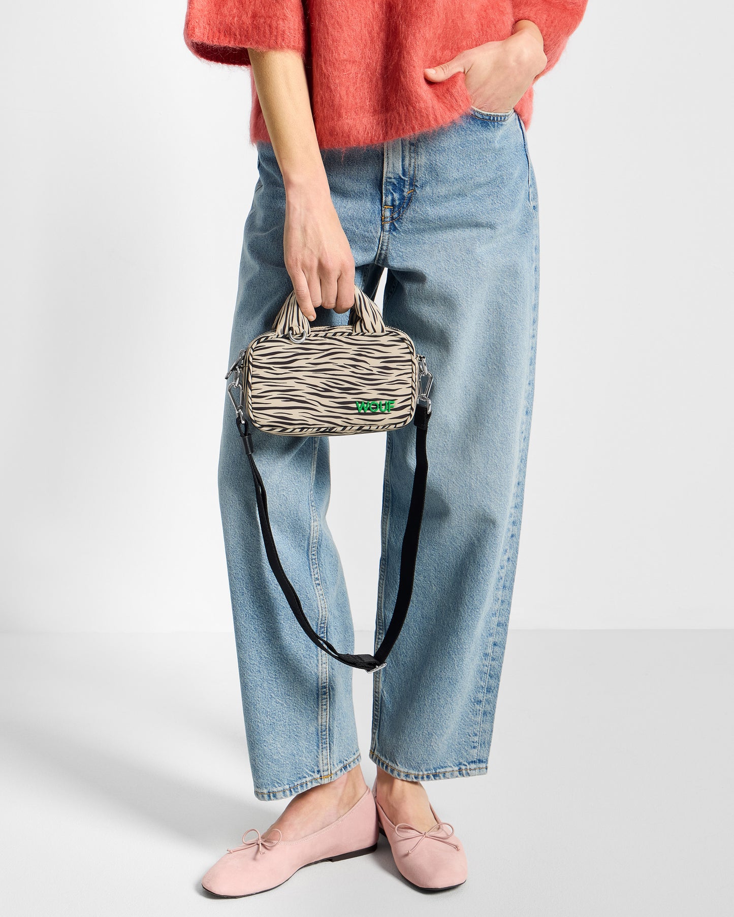 Détail de mannequin avec mini sac à imprimé zèbre dans des tons beige et noir - Wouf