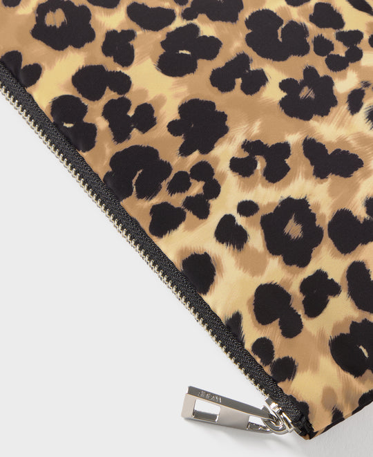 Detail of the pouch with animal print in brown and black tones - Wouf