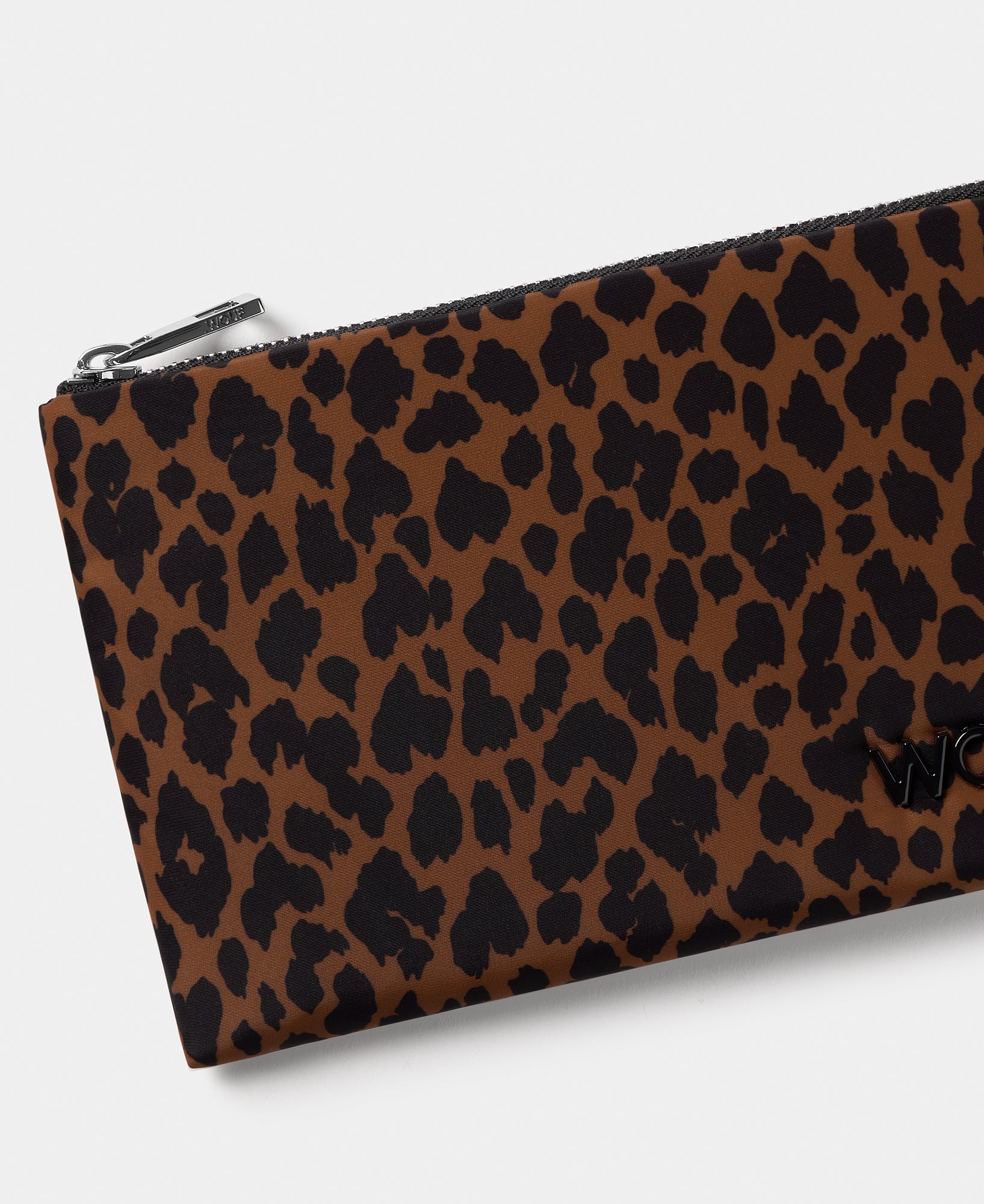 Detalle del pouch con estampado animal en tonos marrones y negros - Wouf