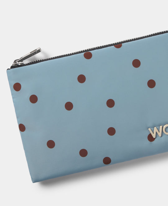 Détail de la pochette à pois marron sur fond bleu clair - Wouf
