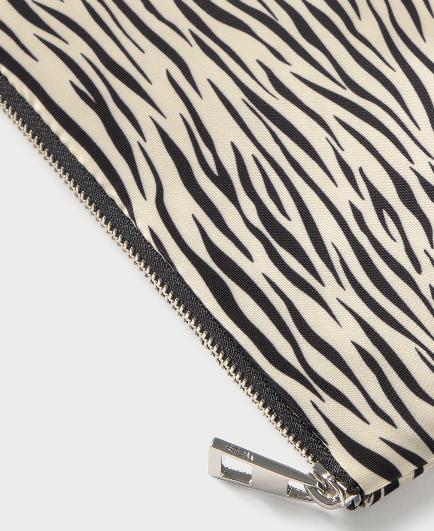 Detail of the pouch with zebra print in beige and black tones - Wouf
