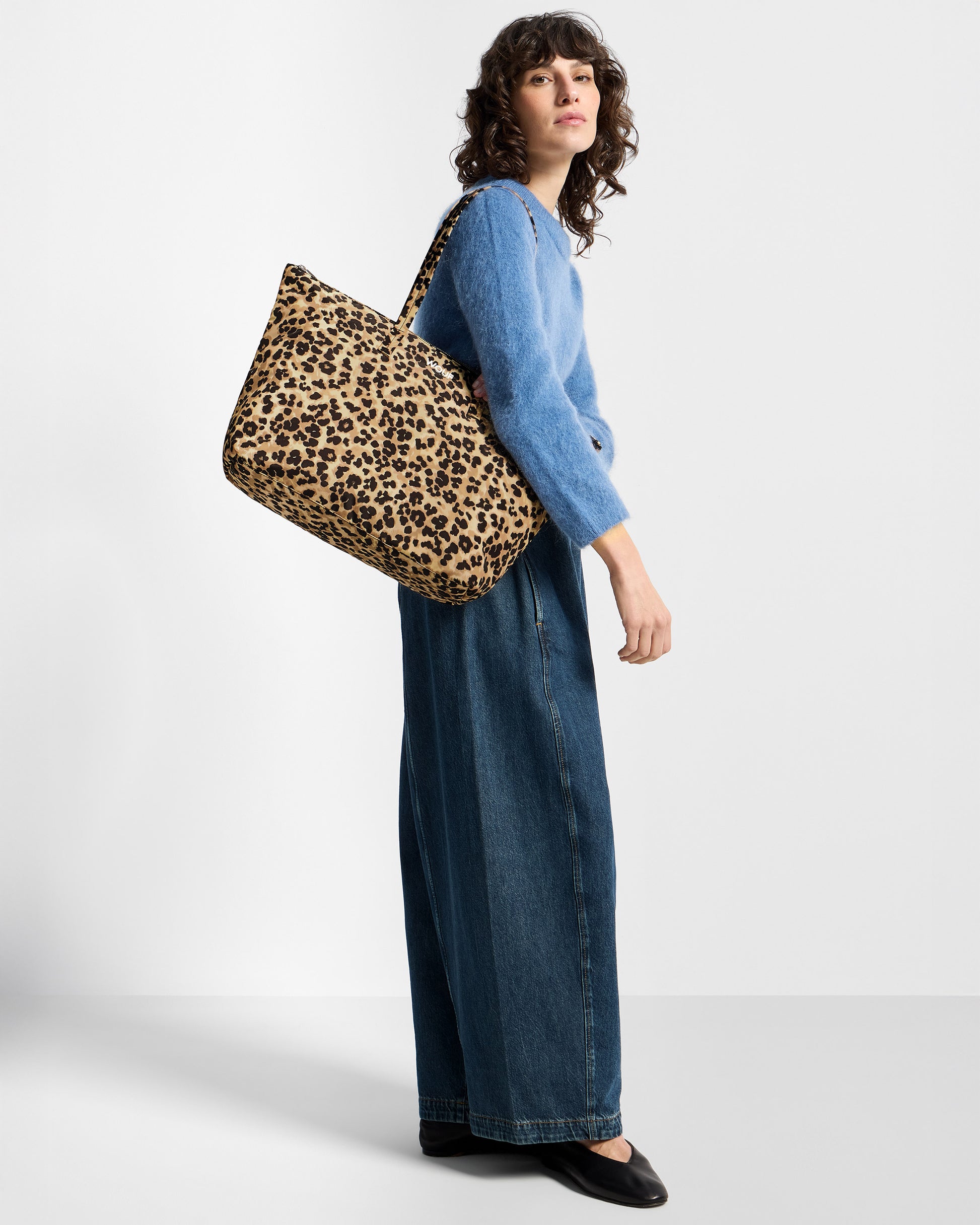 Mannequin avec sac shopper à imprimé animal dans des tons marron et noir - Wouf