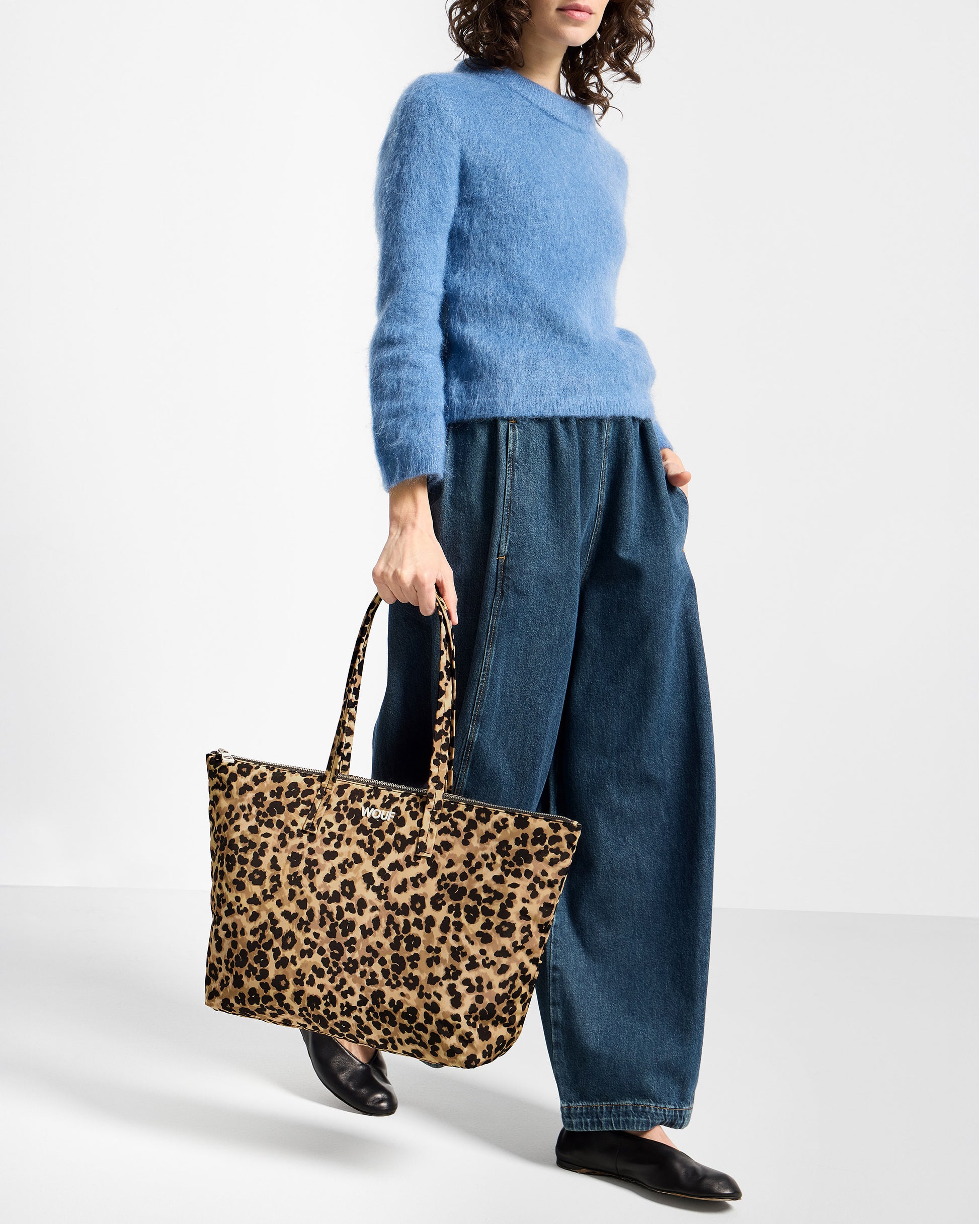 Mannequin avec sac shopper à imprimé animal dans des tons marron et noir - Wouf