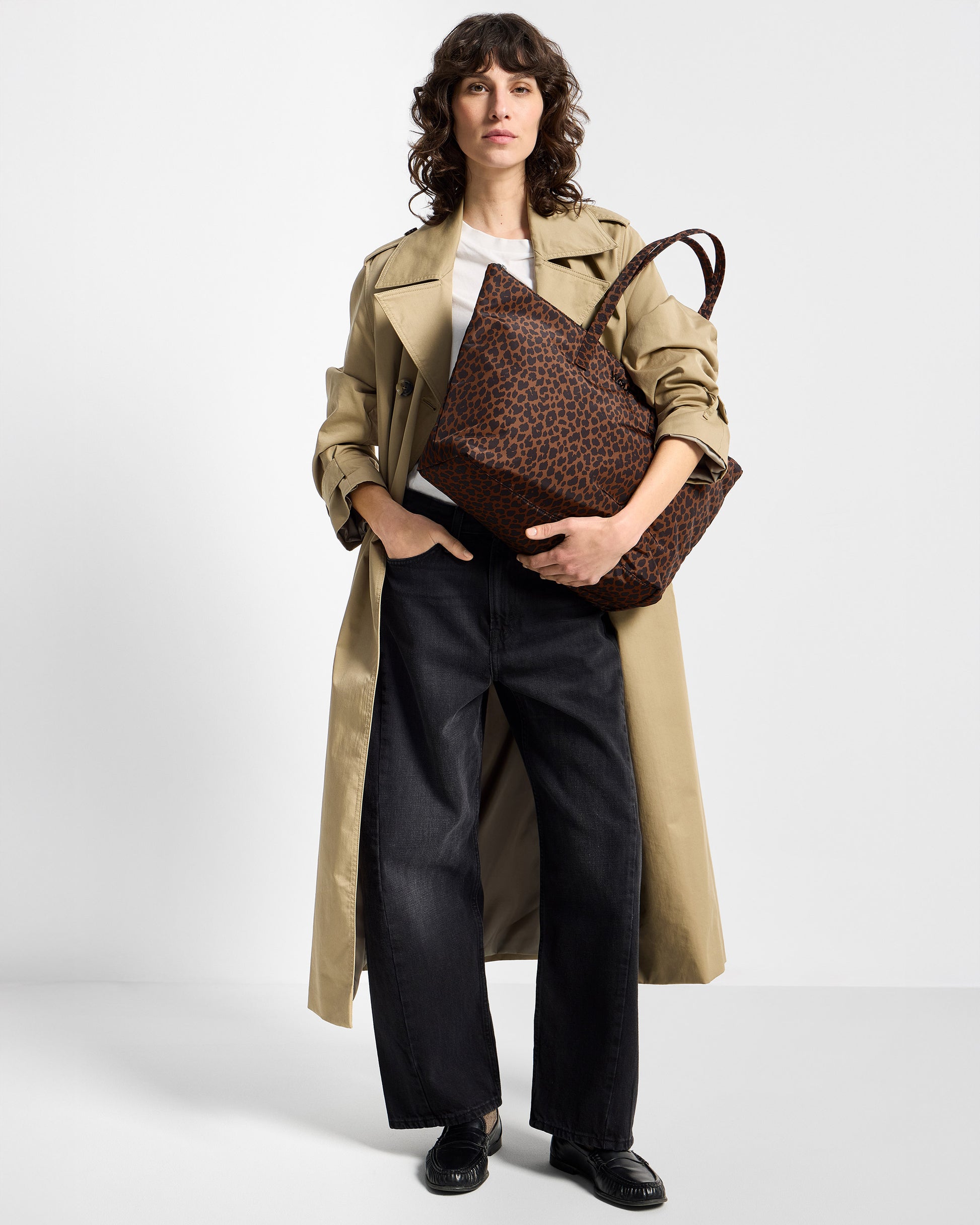 Mannequin avec sac shopper à imprimé animal dans des tons marron et noir - Wouf