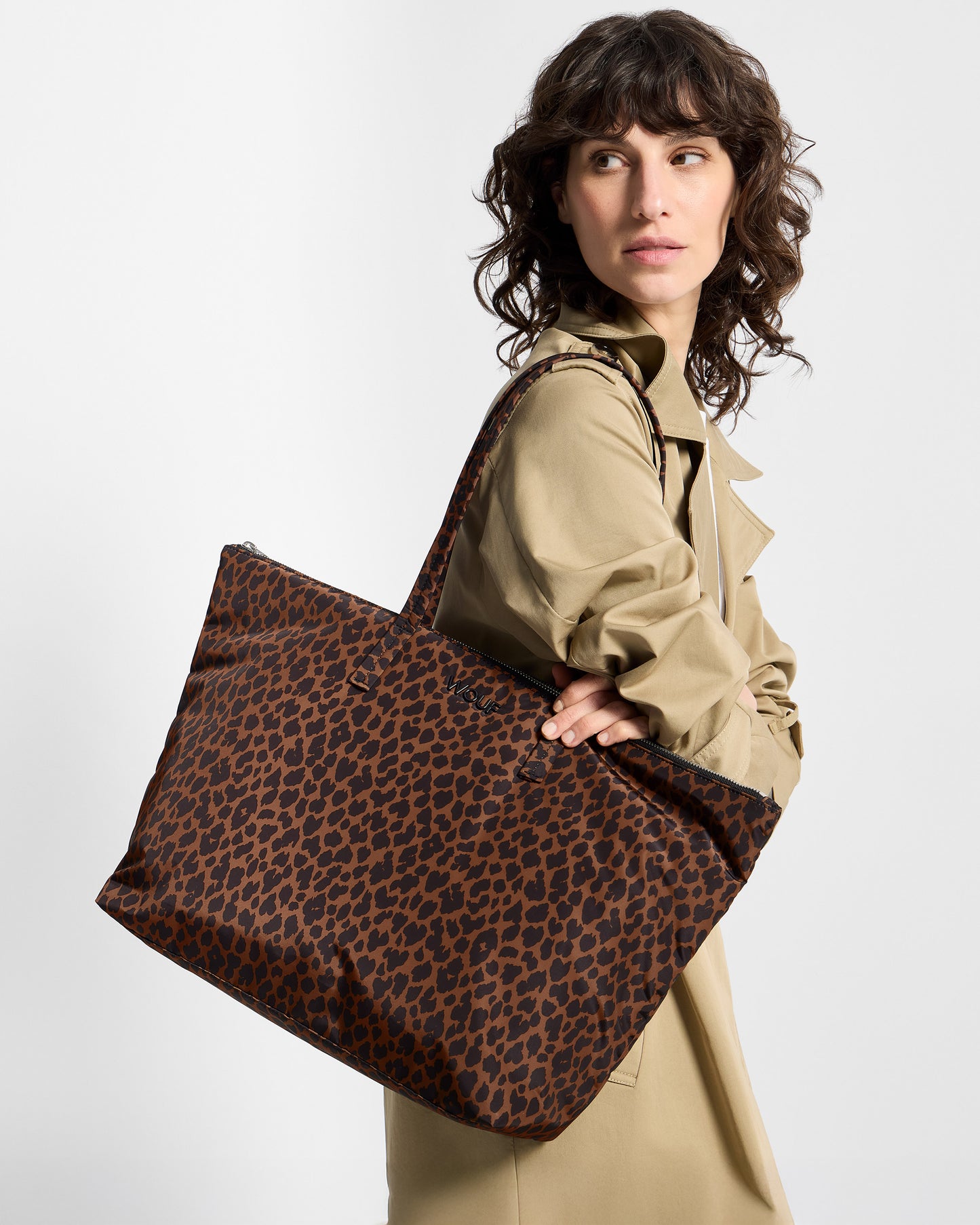 Détail de mannequin avec sac shopper à imprimé animal dans des tons marron et noir - Wouf