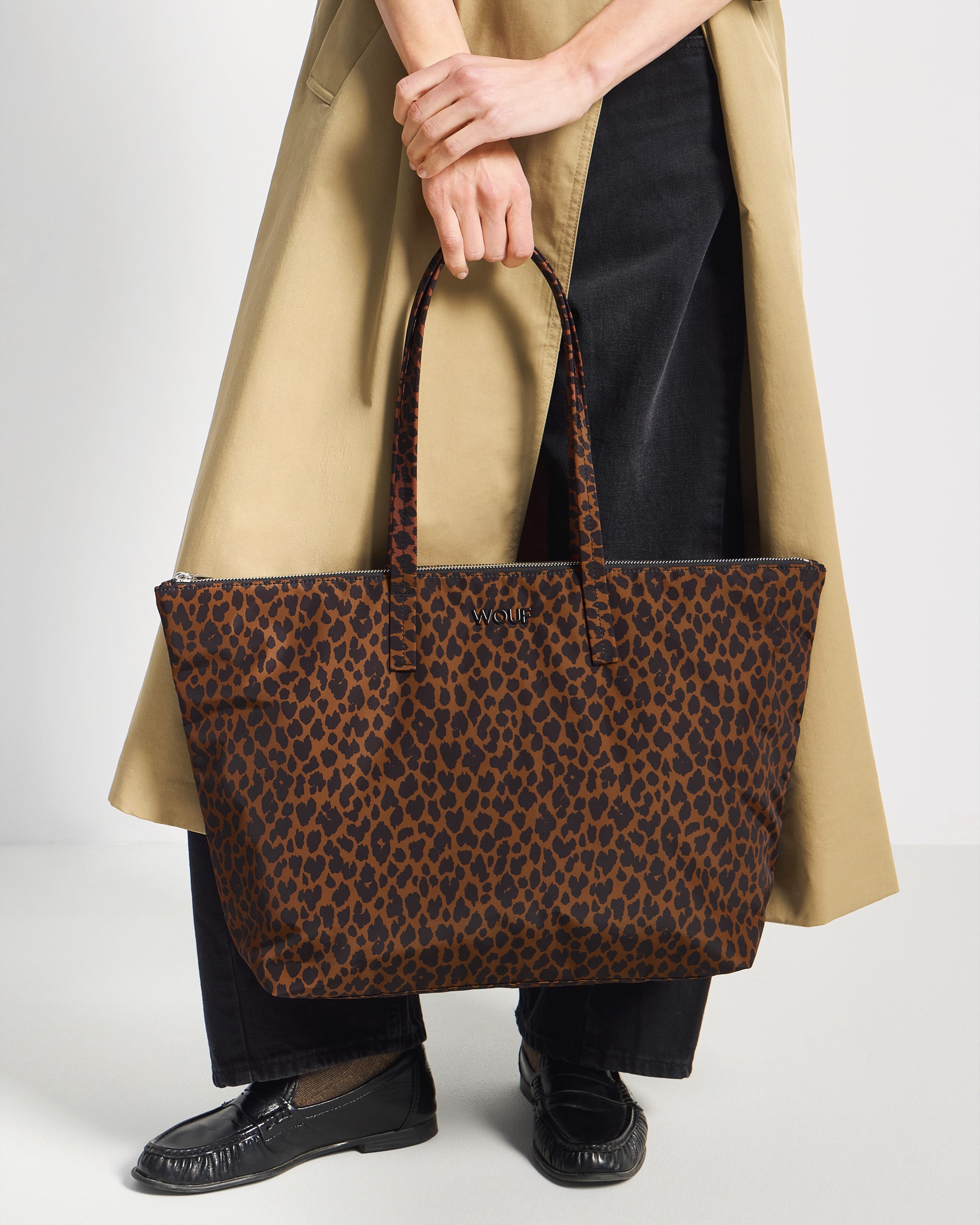 Détail de mannequin avec sac shopper à imprimé animal dans des tons marron et noir - Wouf