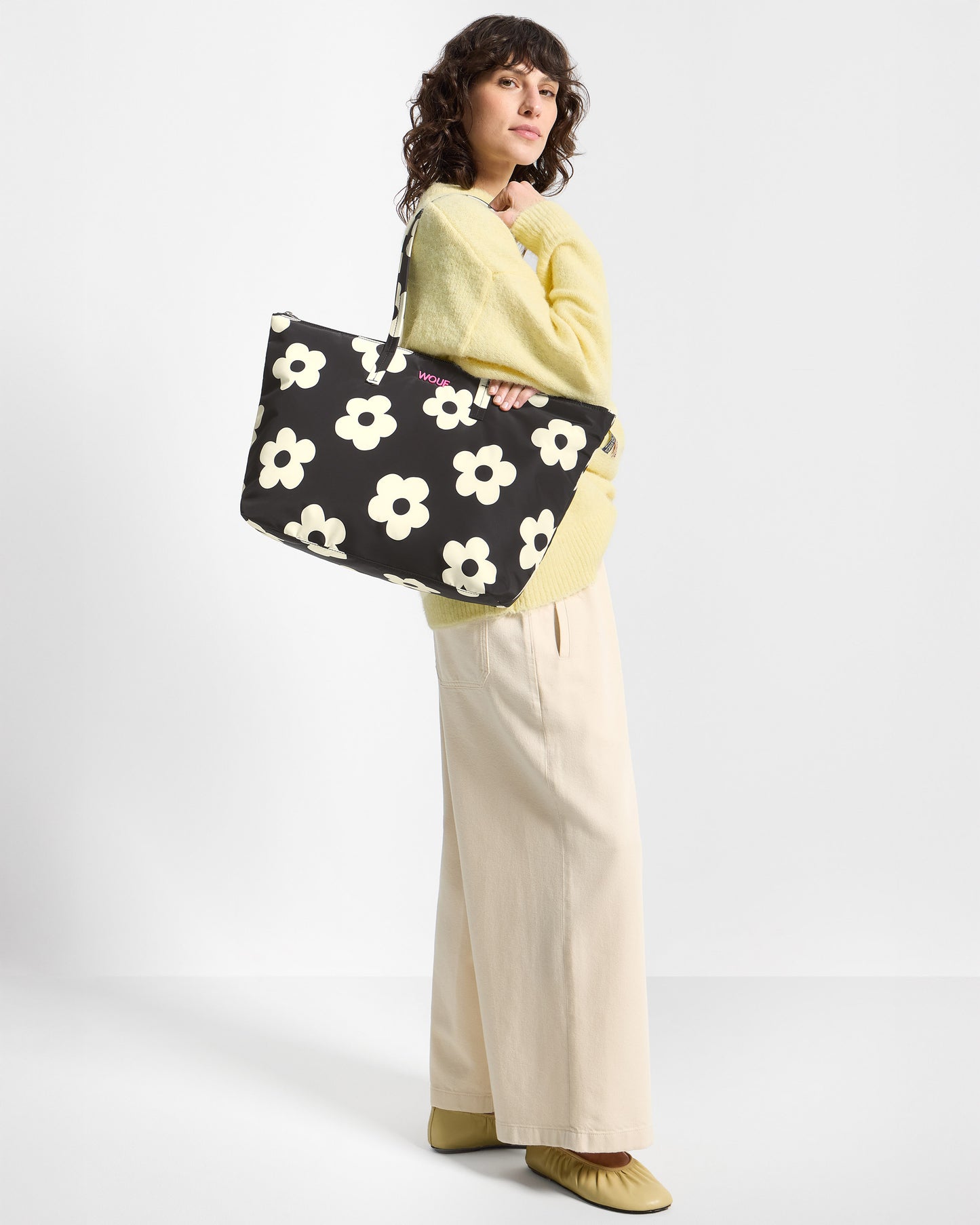 Modelo con bolso shopper con estampado floral blanco sobre fondo negro - Wouf