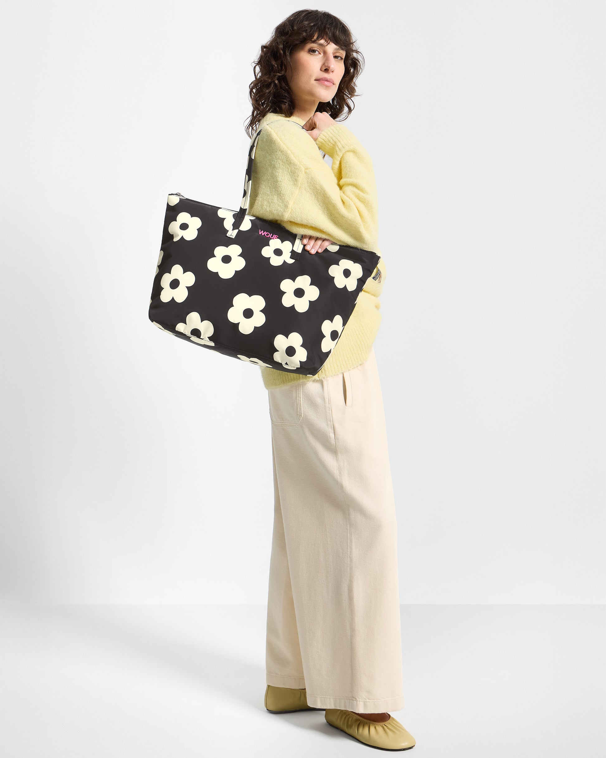 Modelo con bolso shopper con estampado floral blanco sobre fondo negro - Wouf