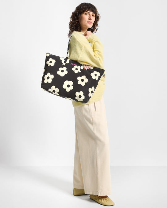 Modelo con bolso shopper con estampado floral blanco sobre fondo negro - Wouf