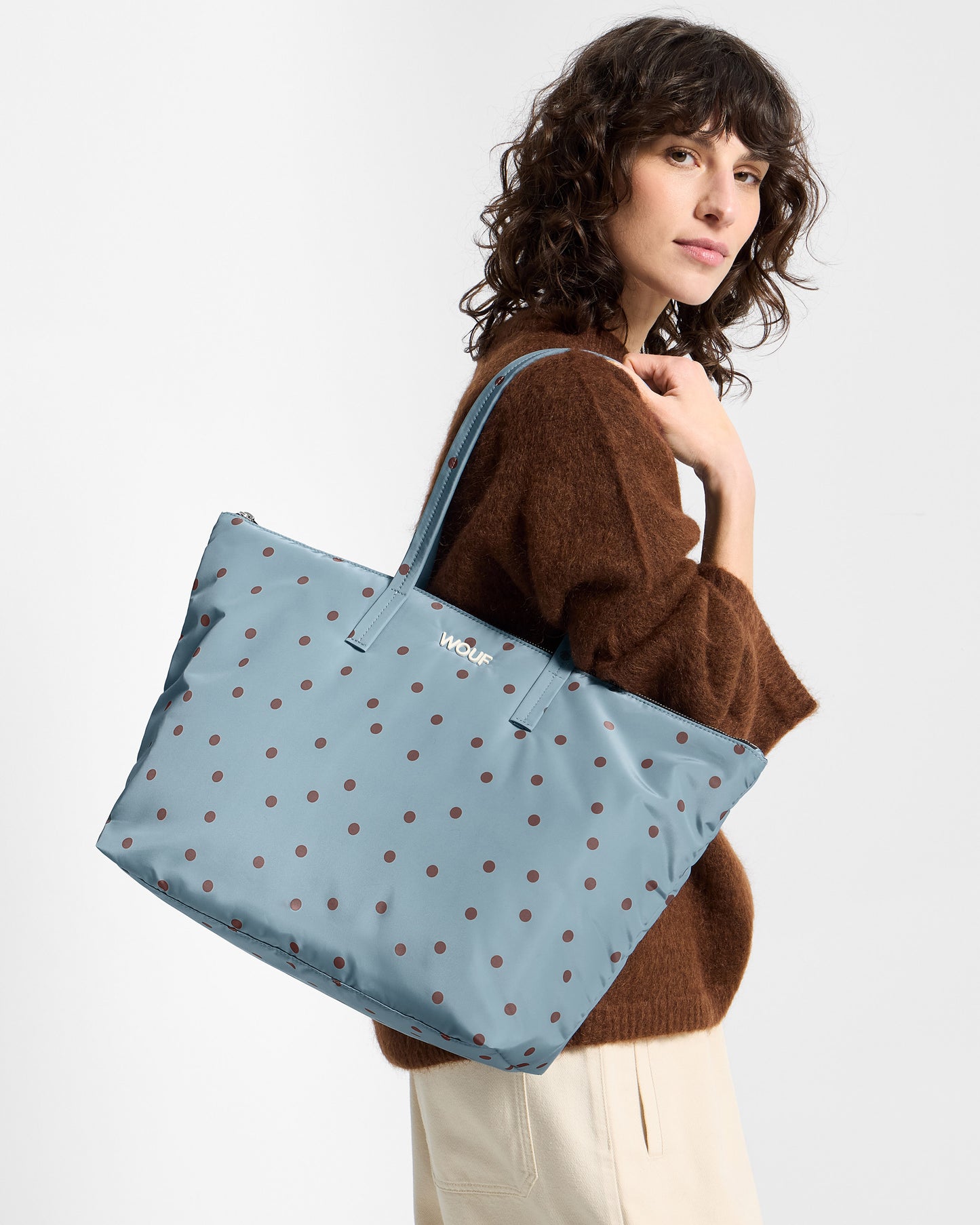 Mannequin avec sac shopper à pois marrons sur fond bleu clair - Wouf