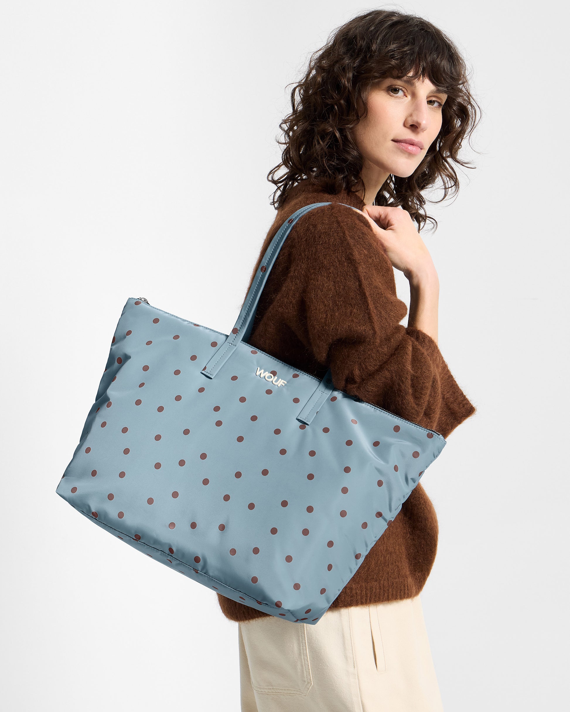 Mannequin avec sac shopper à pois marrons sur fond bleu clair - Wouf